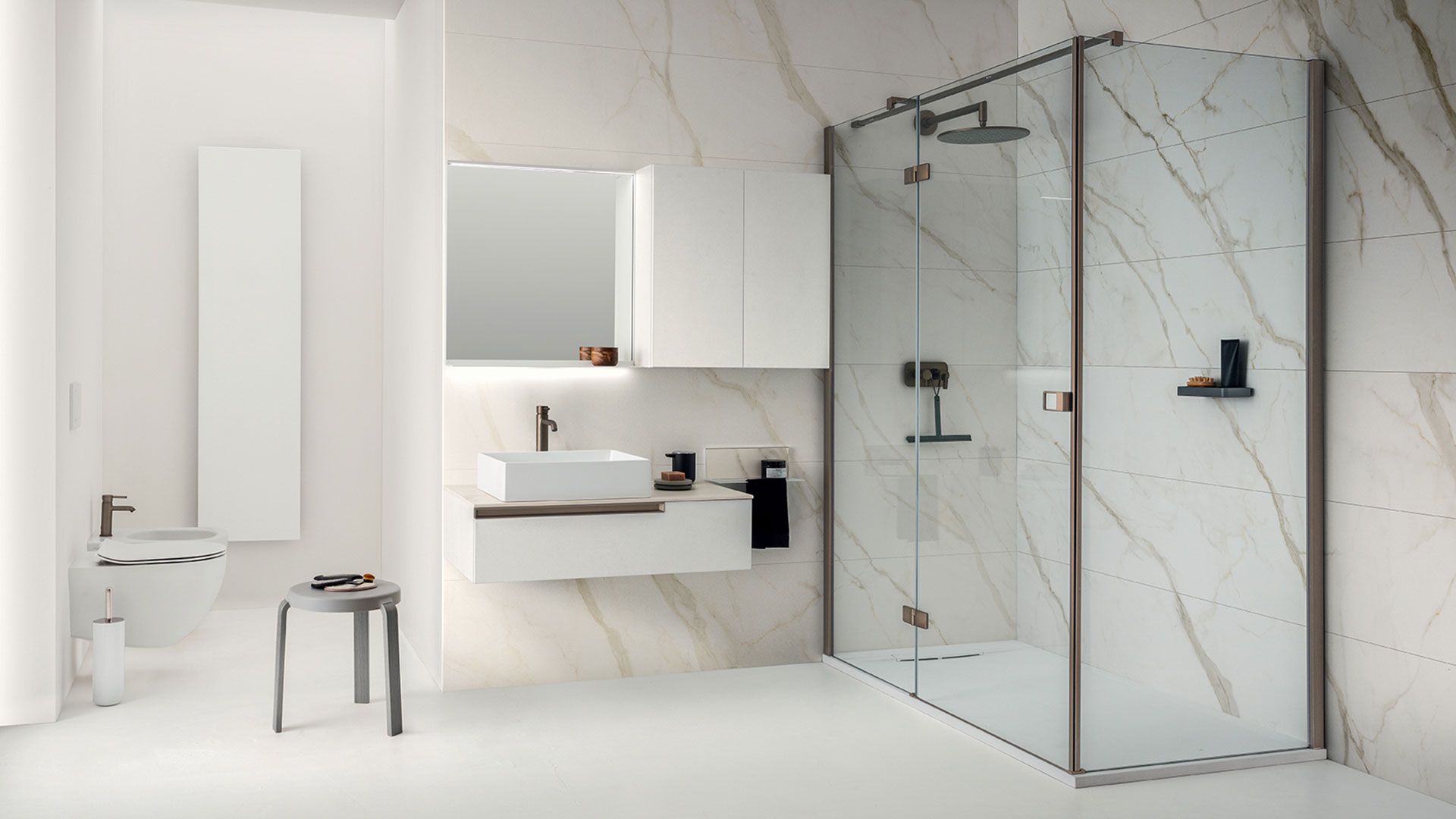Bagno minimalista bianco con vasca da bagno, lavabo, specchio e box doccia in vetro.