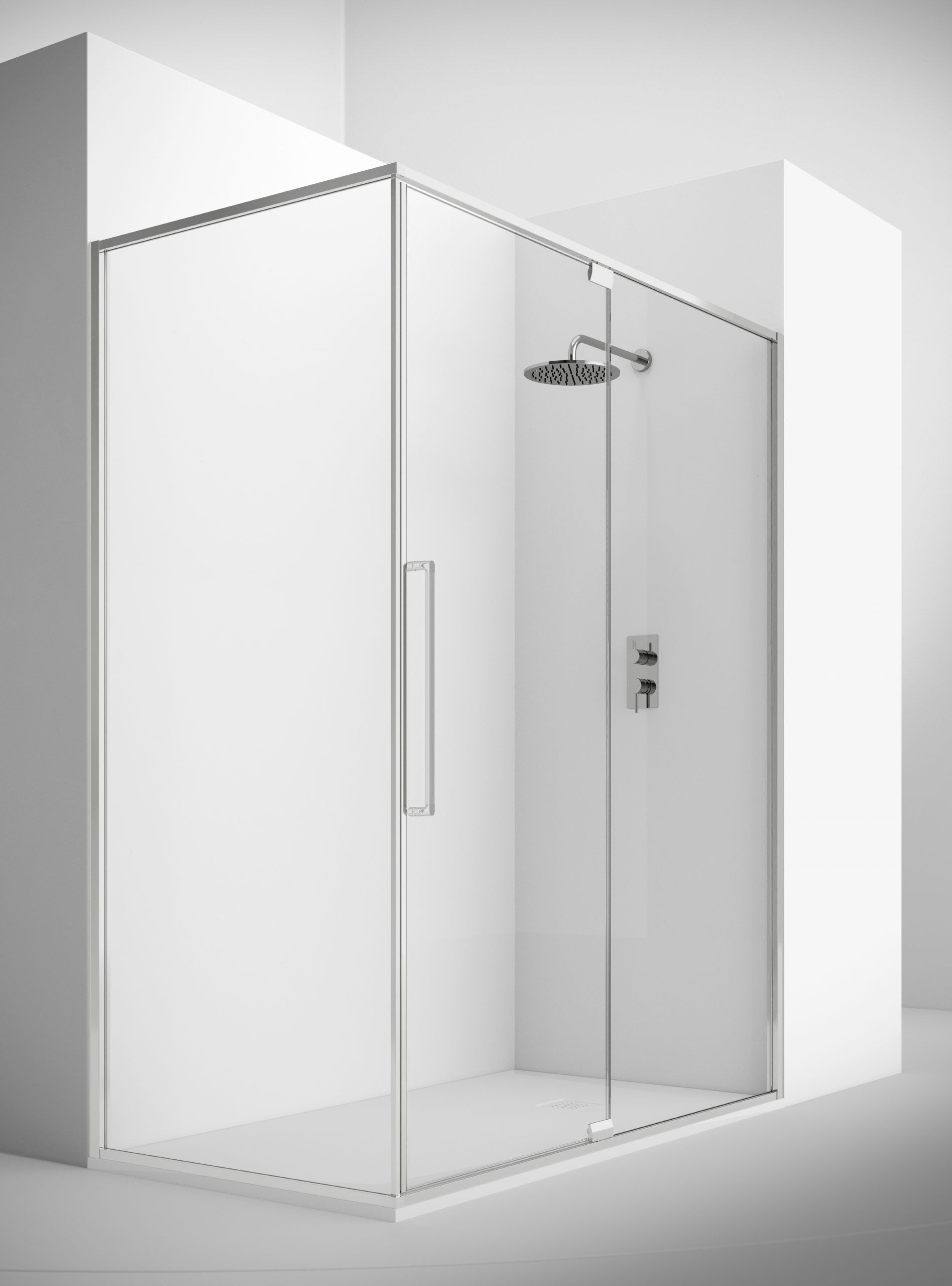 Box doccia angolare in vetro con pannelli trasparenti e maniglia cromata in un bagno bianco.