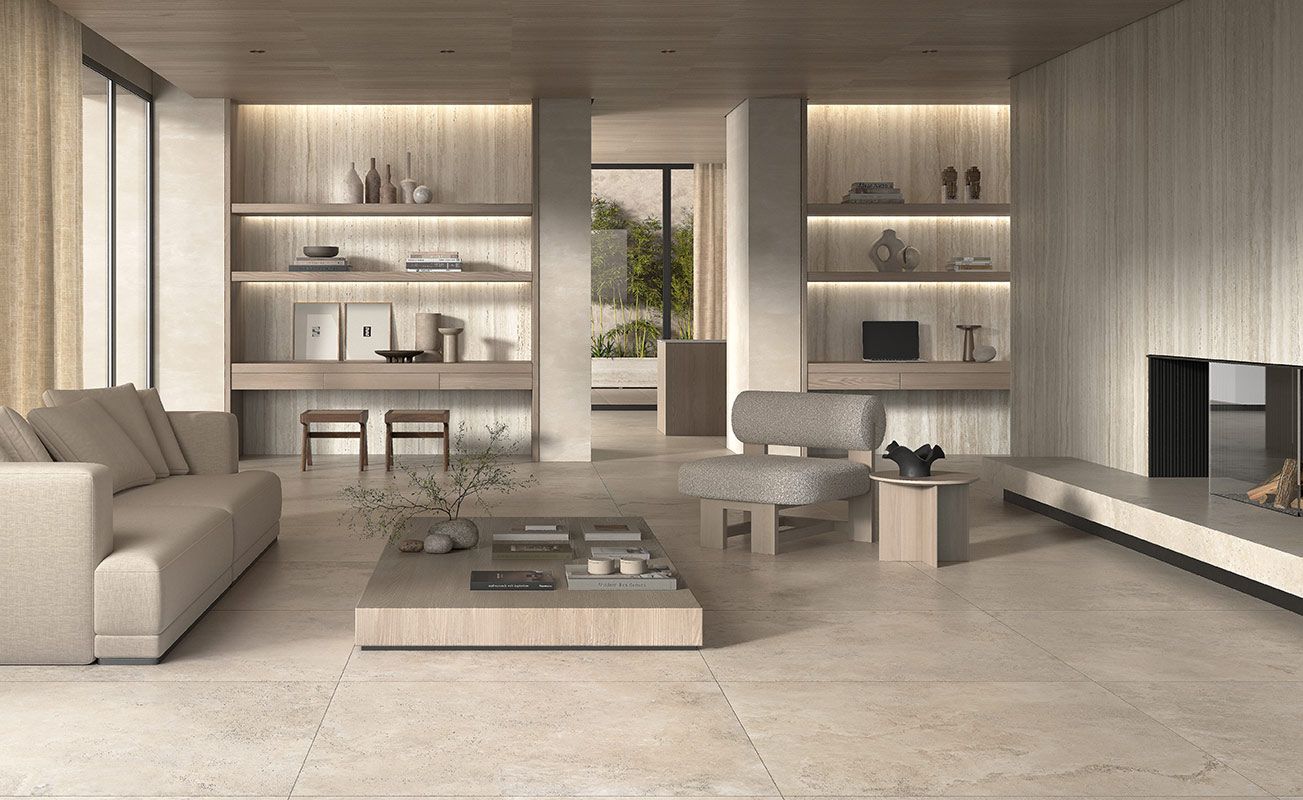 Soggiorno moderno e minimalista con divani beige, scaffali a muro e ampi elementi decorativi dai toni neutri.