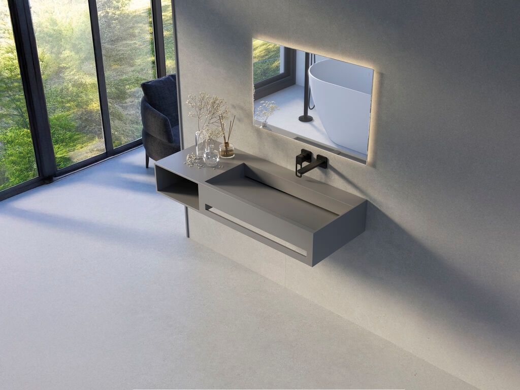 Bagno moderno con mobile lavabo sospeso grigio, specchio, lavandino e ampie finestre con vista sul verde.