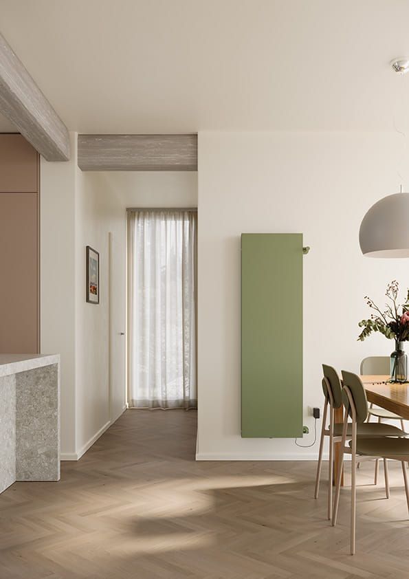 Sala da pranzo moderna con pavimento in legno chiaro, pensile verde, tende trasparenti e tavolo rotondo con lampada a sospensione.