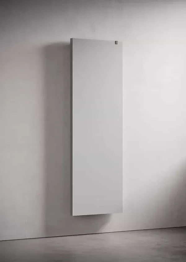 Mobiletto a parete bianco dal design minimalista in una stanza spoglia dai toni grigi.