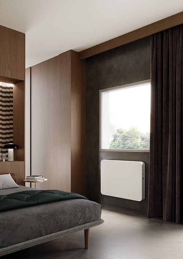 Camera da letto moderna con letto, pareti rivestite in legno e un'ampia finestra con tende scure.