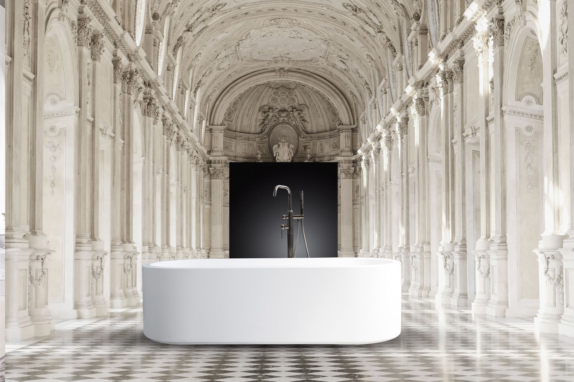 Galleria bianca con archi decorati, pavimento a scacchiera e un piedistallo centrale su cui è esposta una scultura astratta scura.