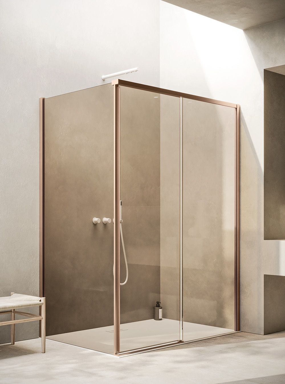 Moderna cabina doccia beige con pannelli in vetro e piatto doccia bianco in un bagno minimalista