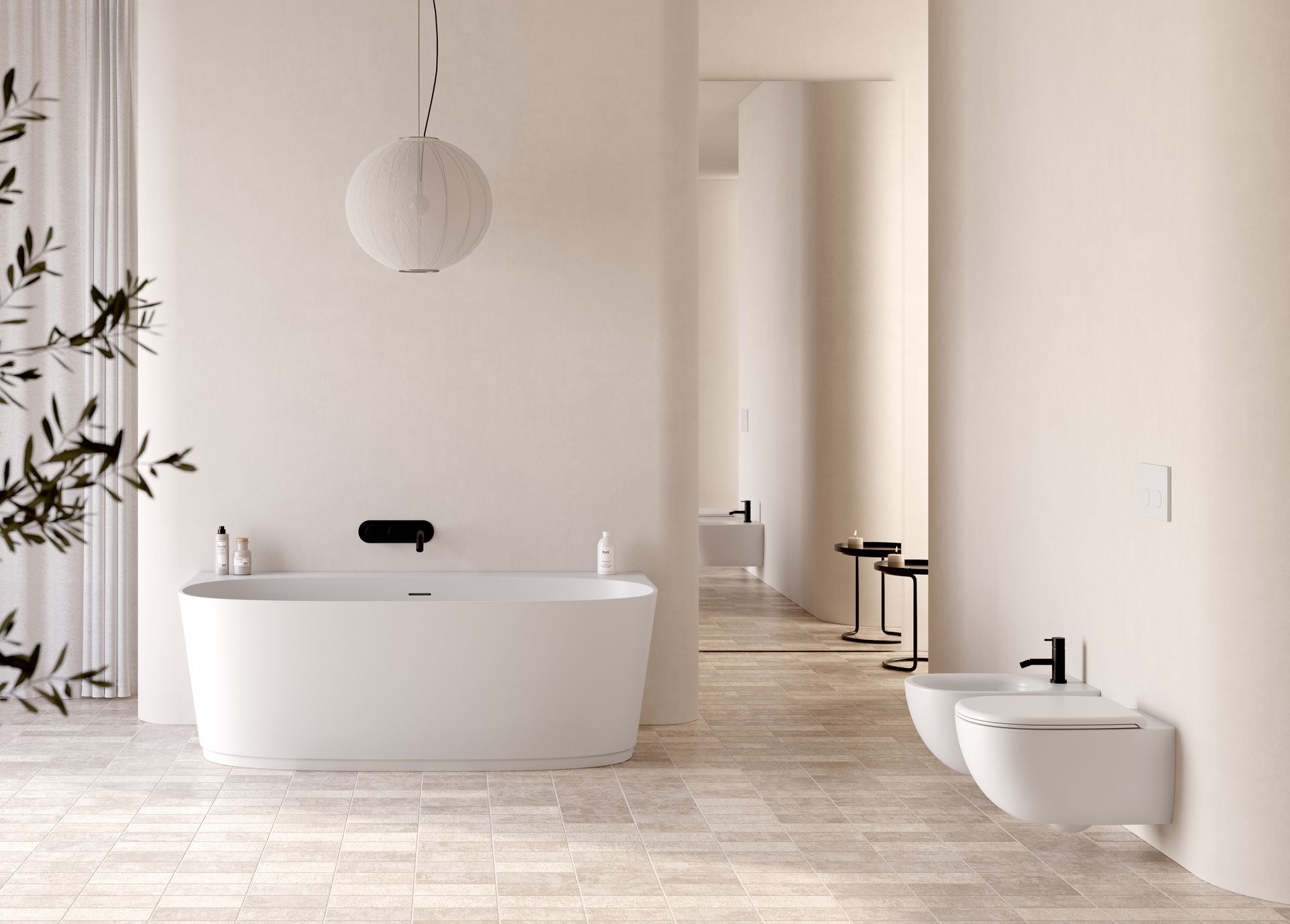 Bagno minimalista sui toni del beige con vasca freestanding, WC sospeso e lavabo illuminato da una luce soffusa.