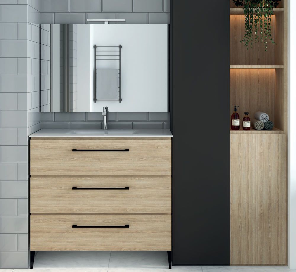 Mobile bagno moderno con cassetti in legno, specchio, piastrelle grigie e mobiletto nero con ripiani decorativi.