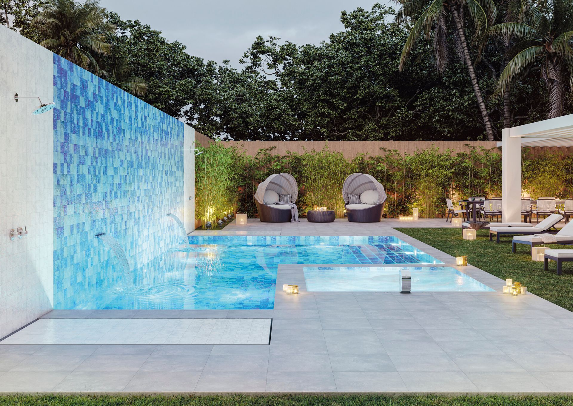 Piscina moderna in giardino con parete a cascata blu, lettini prendisole e pavimentazione illuminata al crepuscolo.