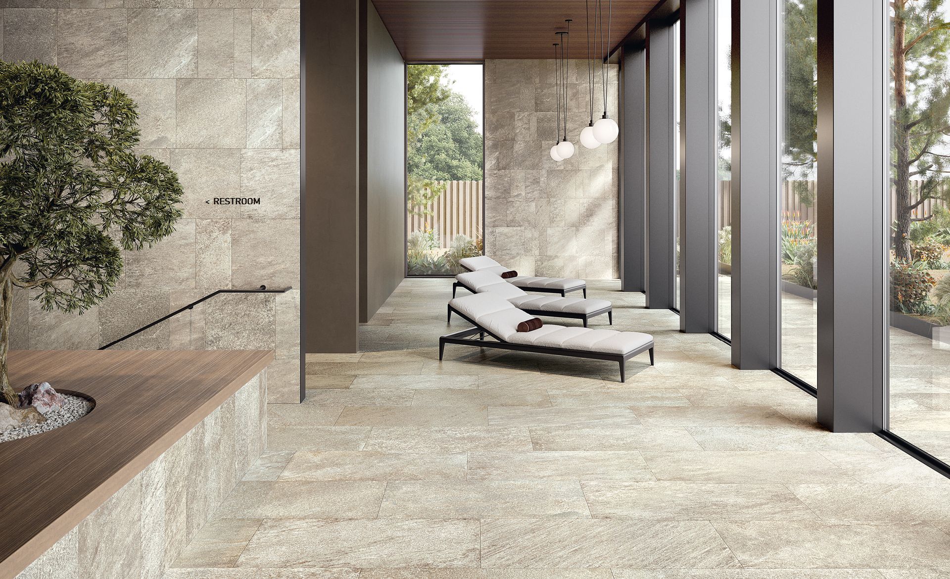 Patio moderno coperto con sedie a sdraio, pavimento in pietra e ampie vetrate che si affacciano su un giardino.