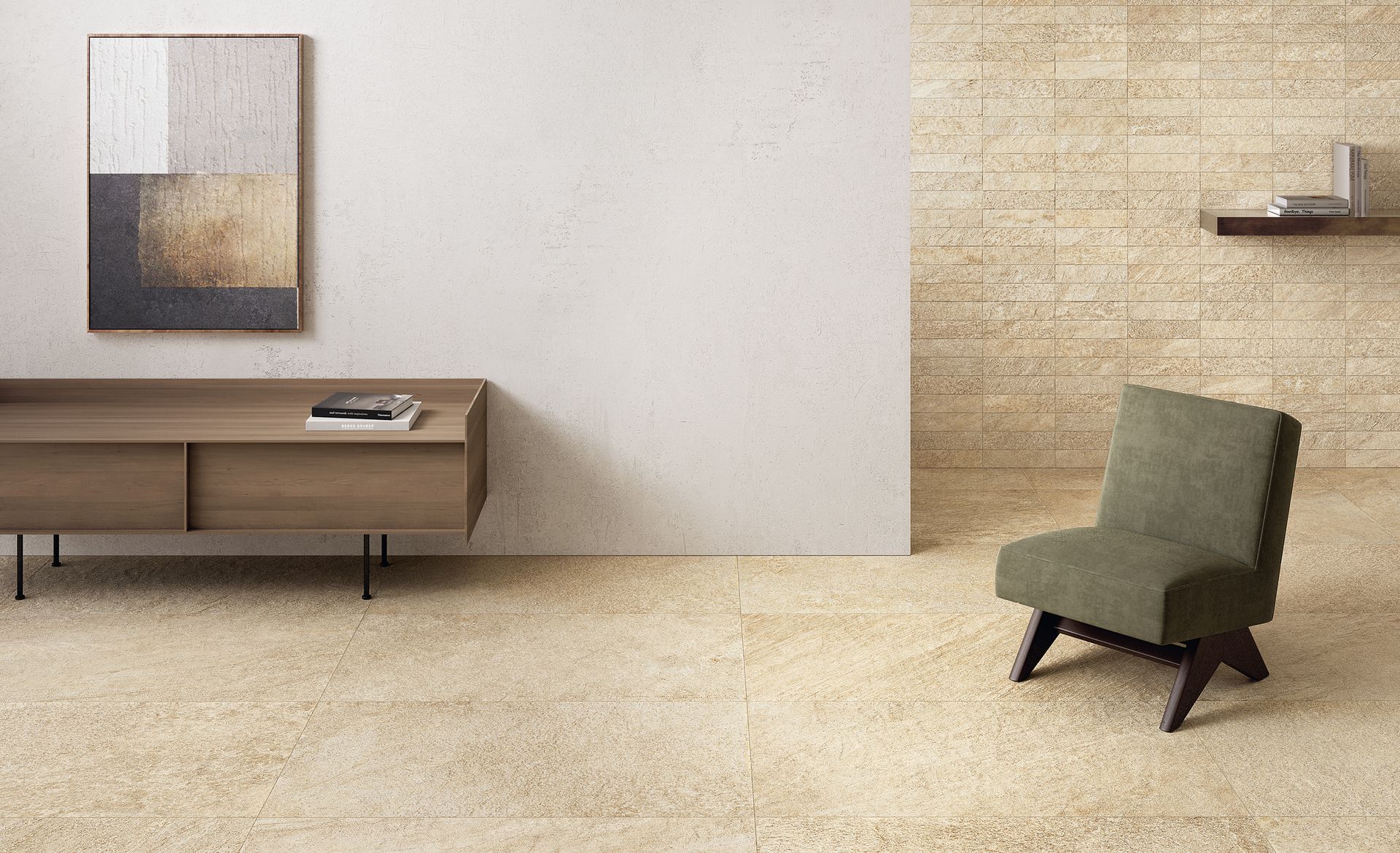 Soggiorno minimalista con tappeto beige, consolle in legno, opere d'arte astratte e poltrona color oliva contro una parete con texture.