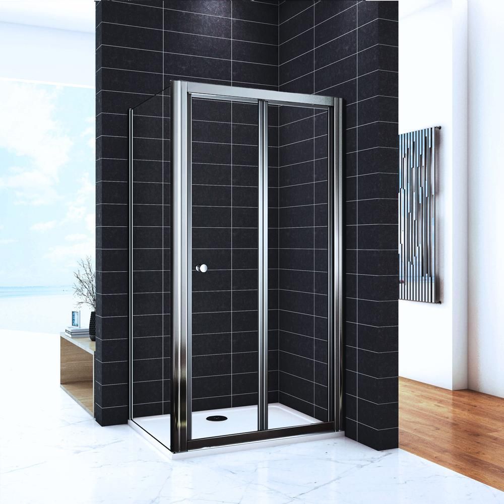 Box doccia moderno in vetro con telaio nero, installato in un angolo piastrellato del bagno.