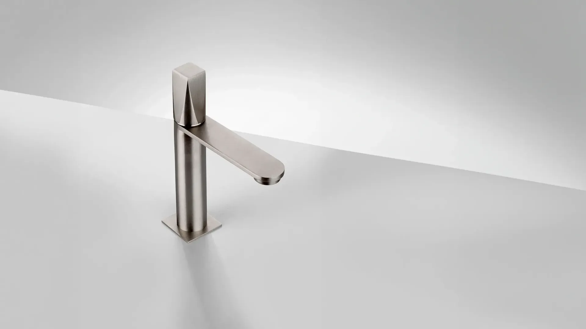 Rubinetto da bagno moderno in acciaio inox su lavabo bianco