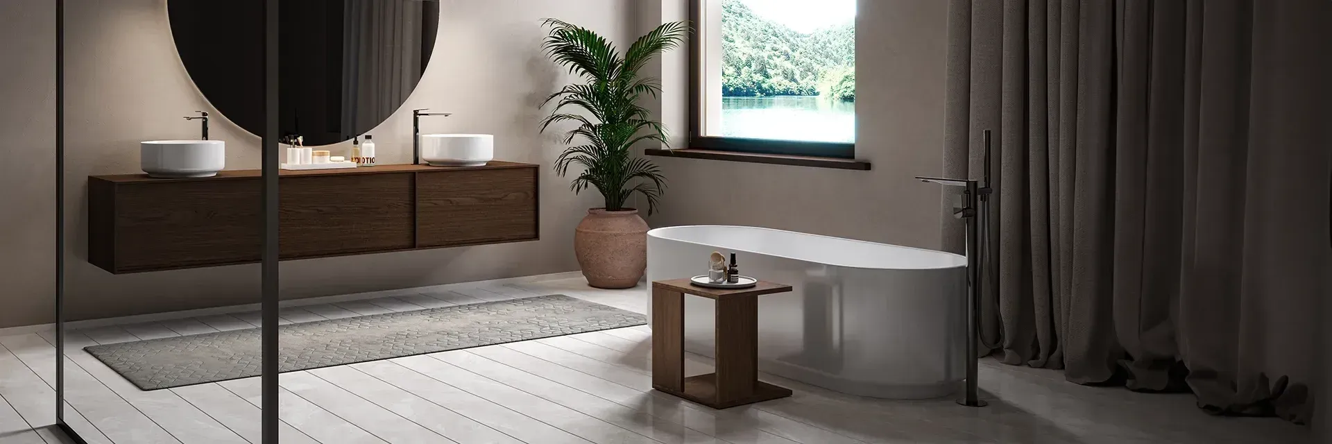 Bagno moderno e minimalista con vasca freestanding, specchio rotondo, mobile lavabo in legno e ampia finestra con tende scure.