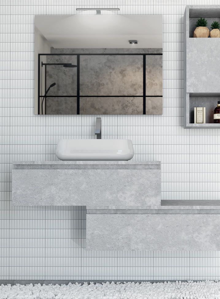 Mobile bagno minimalista con lavabo bianco, piano in pietra grigia e armadietto a specchio su parete piastrellata.