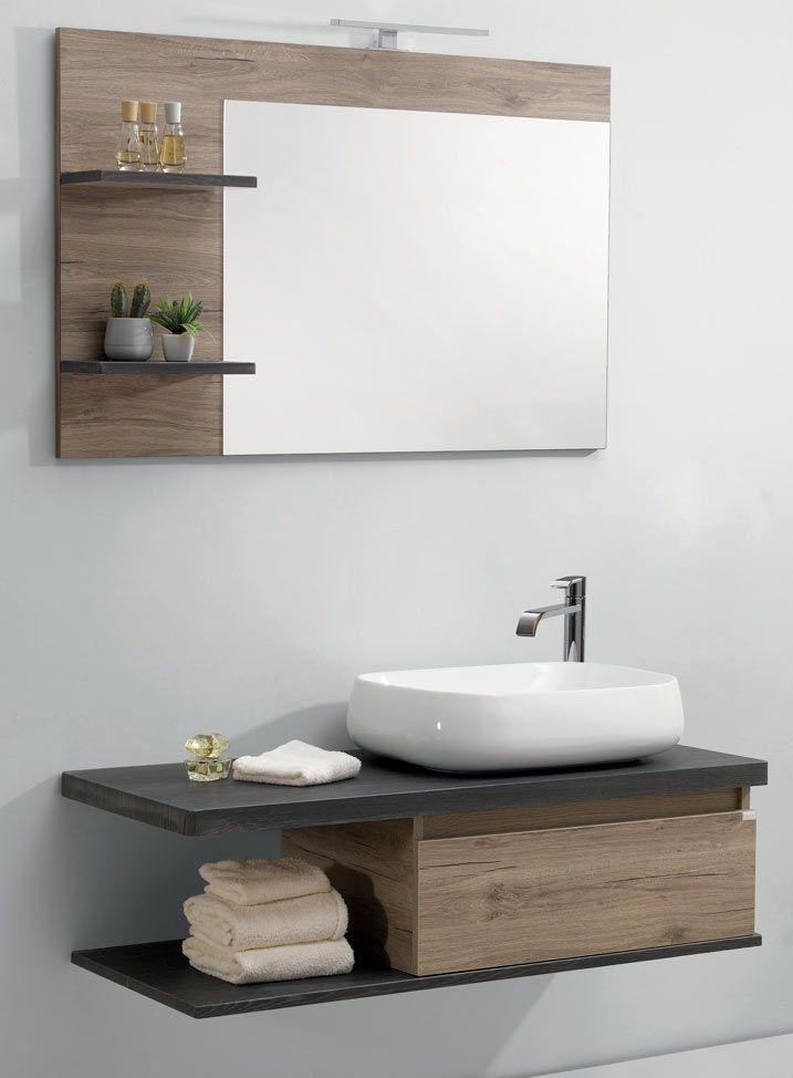 Mobile bagno moderno con specchio a parete, piano nero e ripiani in legno.