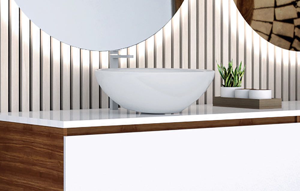 Mobile bagno moderno con specchio rotondo, lavabo a ciotola bianco, dettagli in legno e piastrelle a righe sulle pareti.