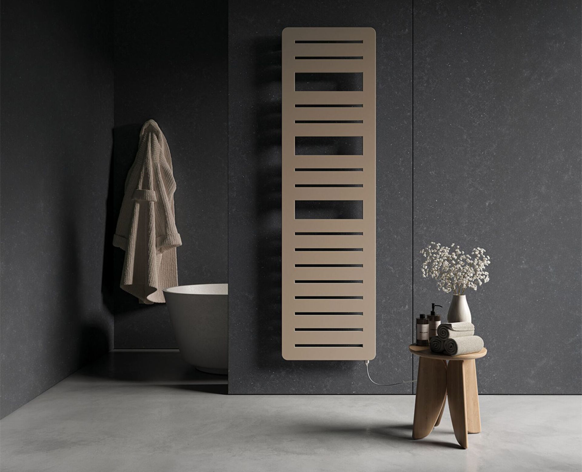 Bagno moderno dai toni scuri con asciugamano beige, termosifone a parete e un piccolo sgabello in legno su cui appoggiare degli oggetti decorativi.