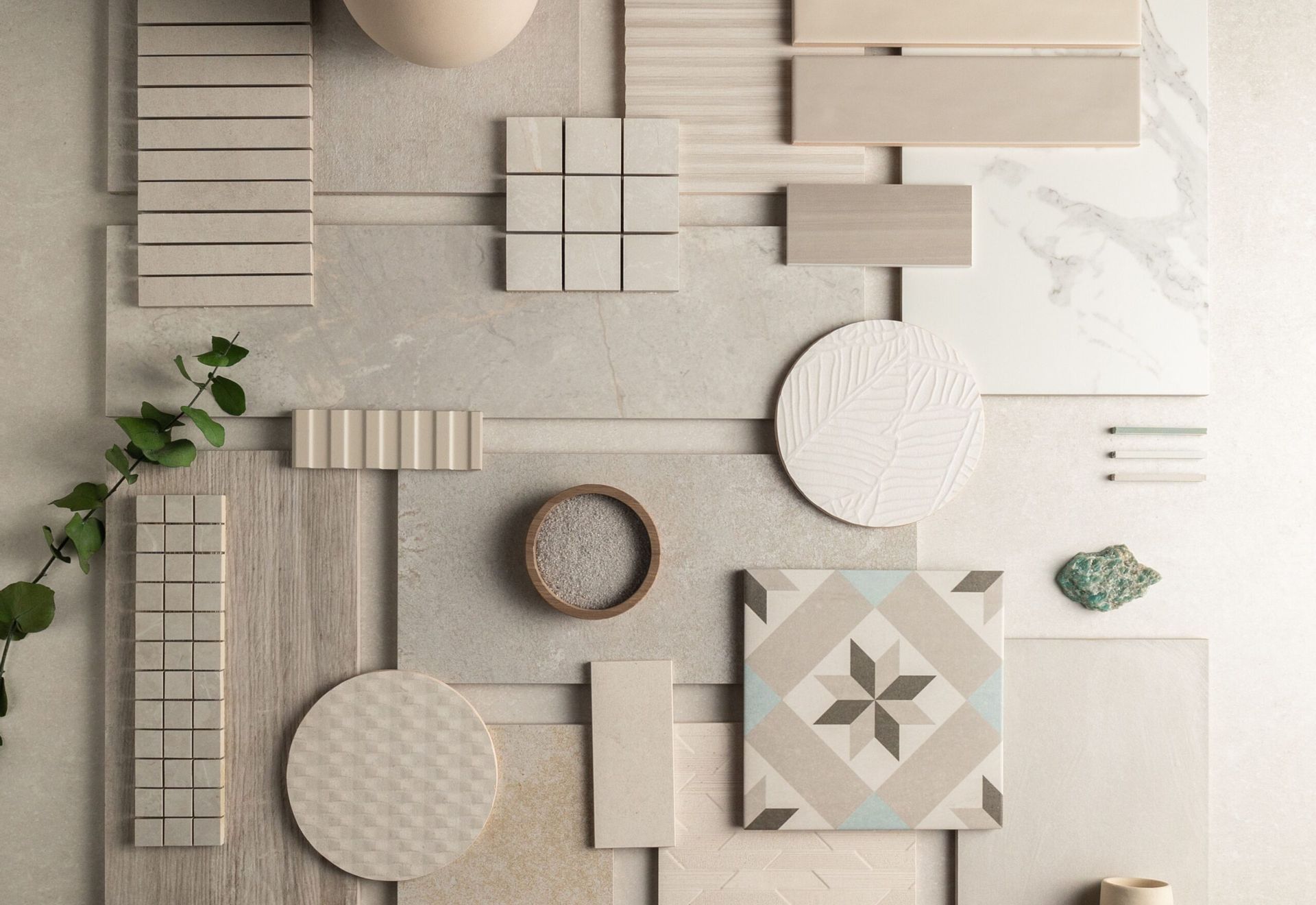 Quadro astratto geometrico beige e grigio con blocchi texturizzati, cerchi e dettagli naturali.