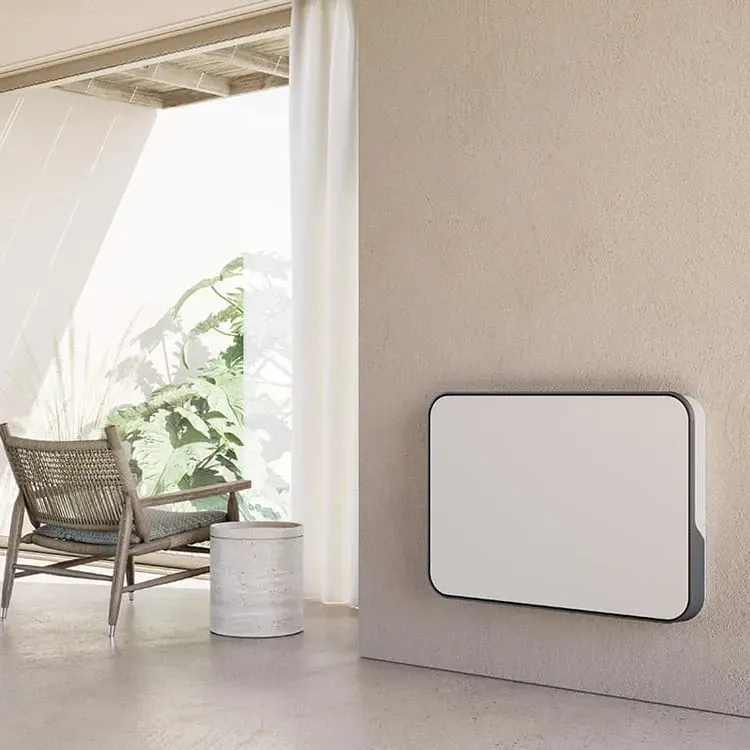 Patio minimalista con sedia in vimini, pianta in vaso e radiatore/riscaldatore bianco a parete.