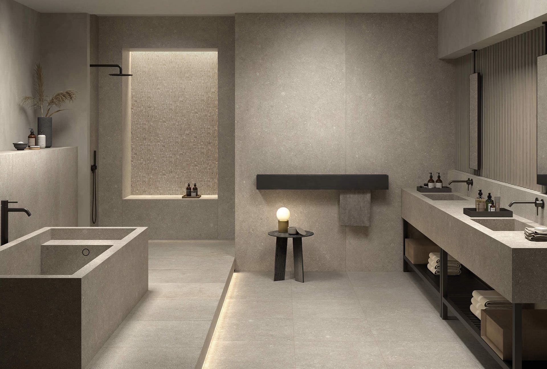 Bagno minimalista sui toni del beige con doppio lavabo, vasca da bagno, sgabello e grandi tende alle finestre.