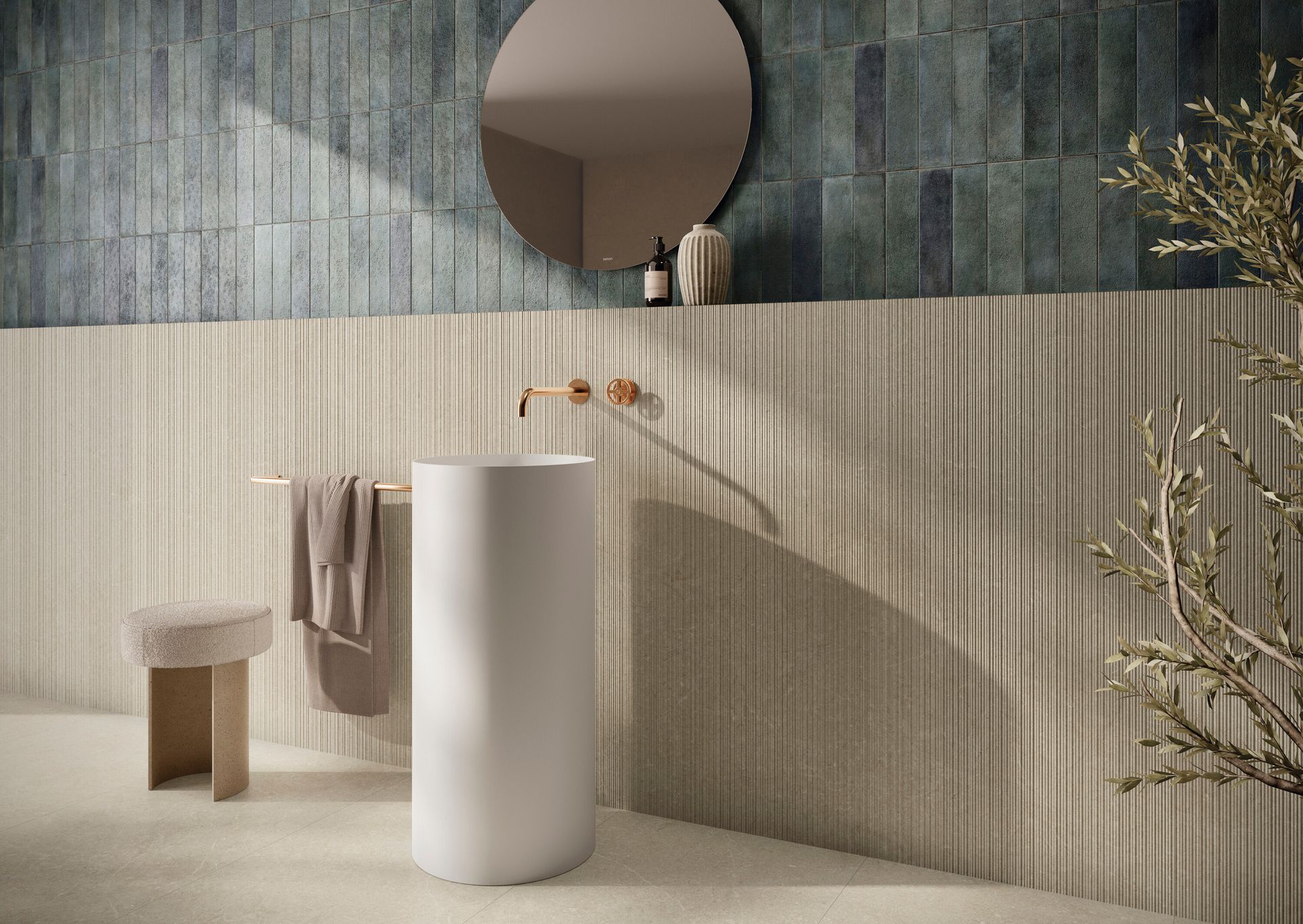Mobile bagno moderno con specchio rotondo, lavabo a colonna bianco e pareti beige con finitura texturizzata.