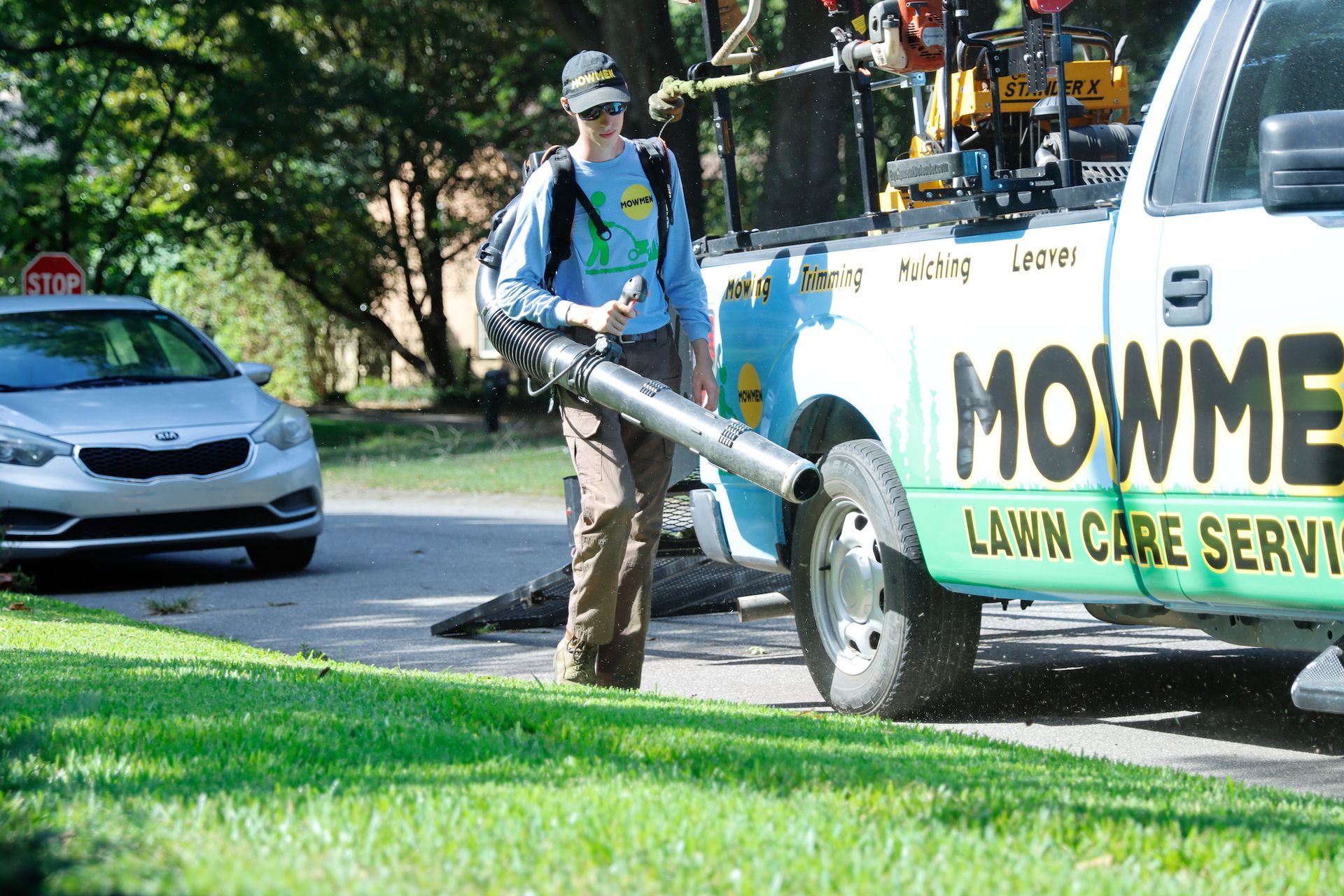 lawn care edging by mowmen employee