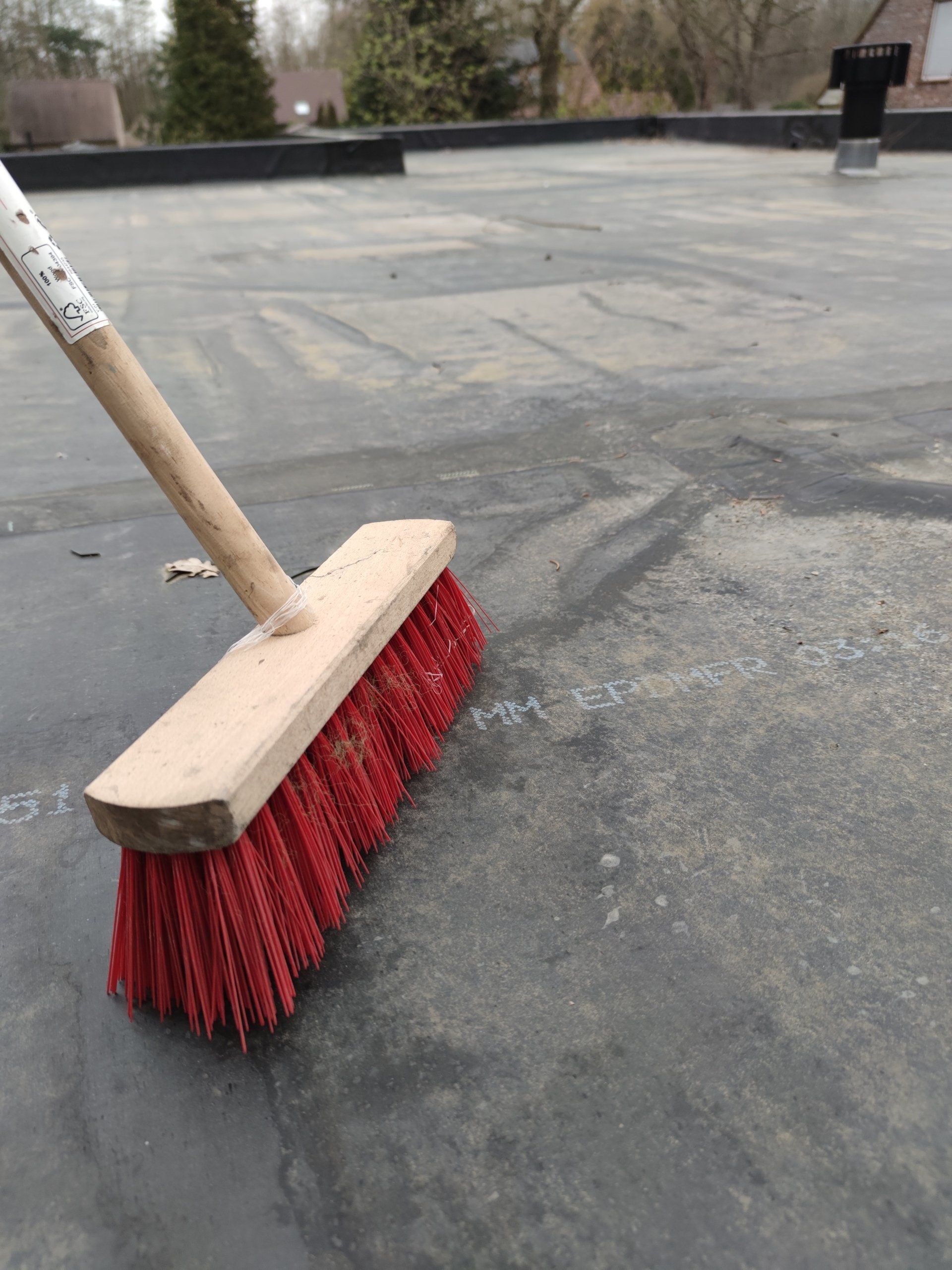 Alvorens we aan de werken beginnen maken we het dak proper.