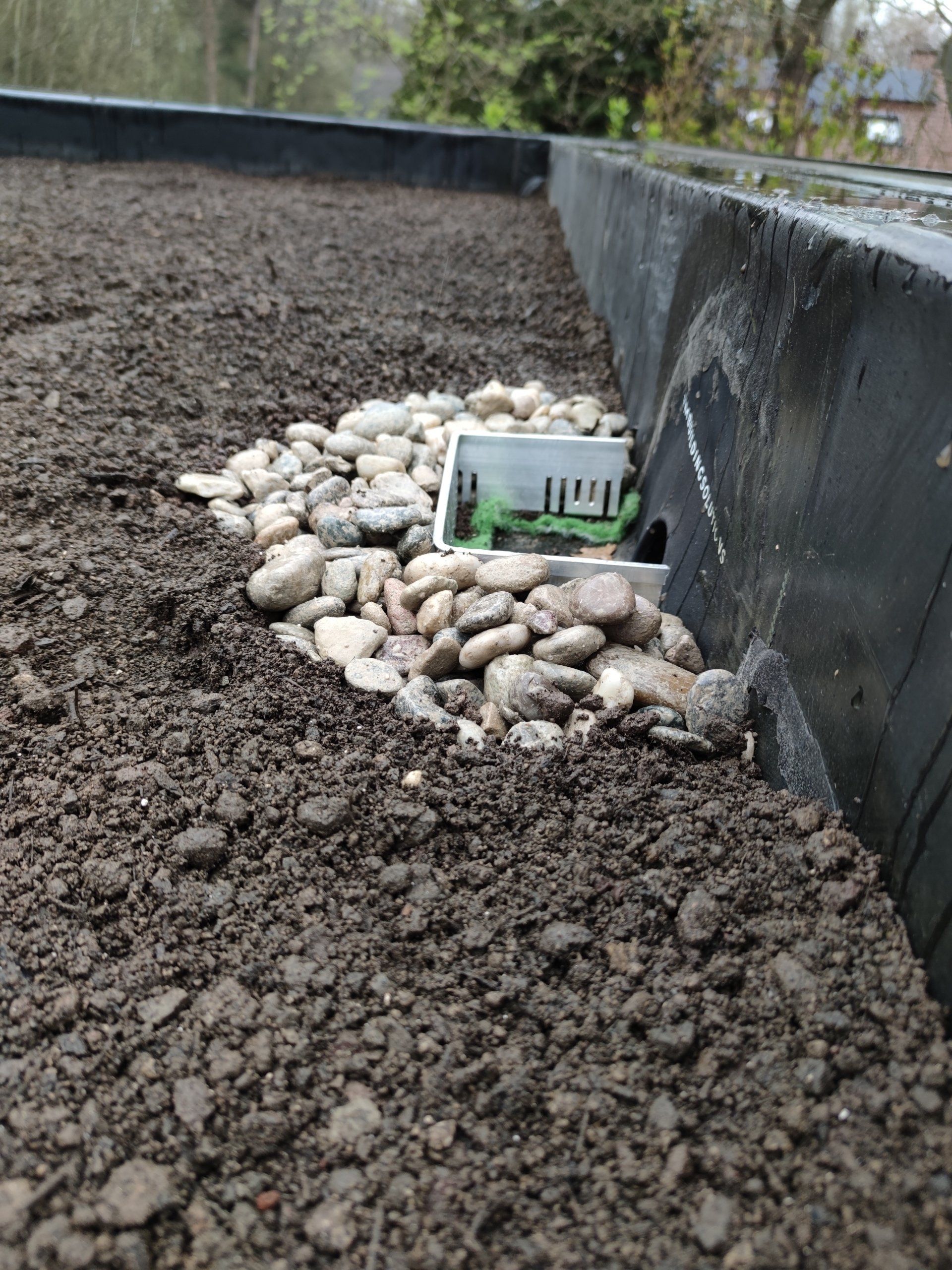 Grind 16/32 rond de grindvangers. Dit doen ze zodat het substraat niet in de afvoer terecht kan komen.