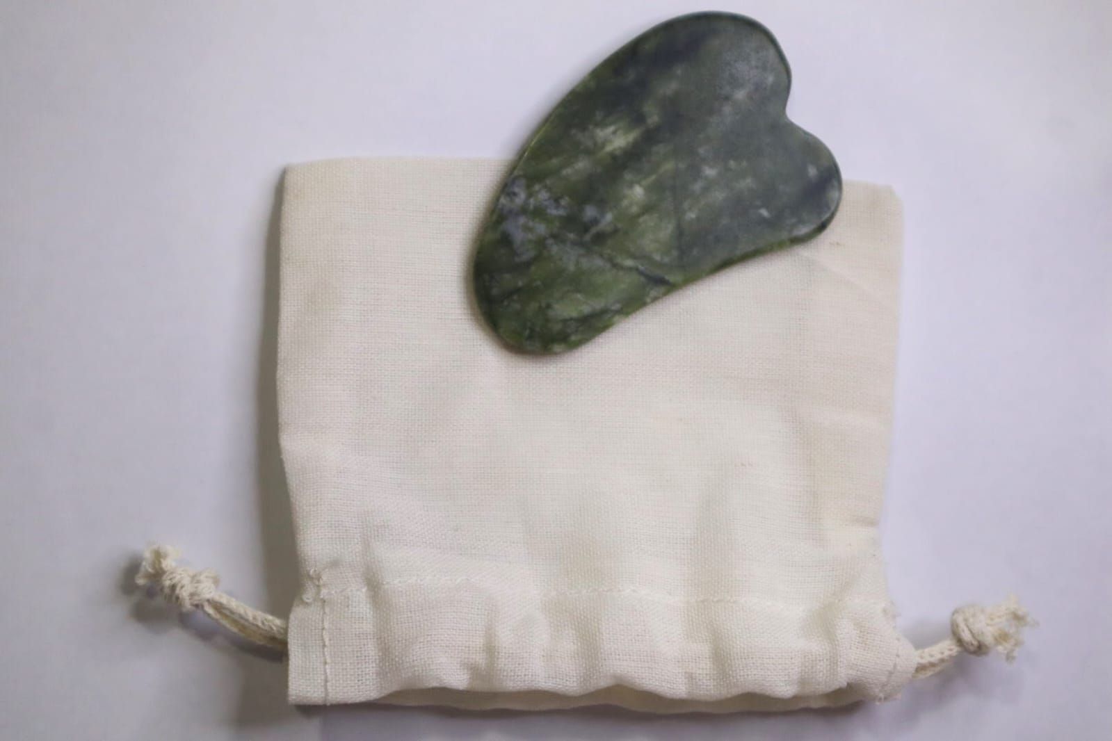 Piedra gua sha blanca o verde