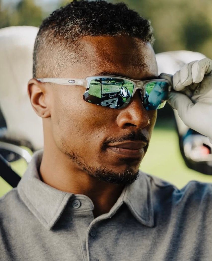 un paio di occhiali neri sono impilati sopra un manichino bianco