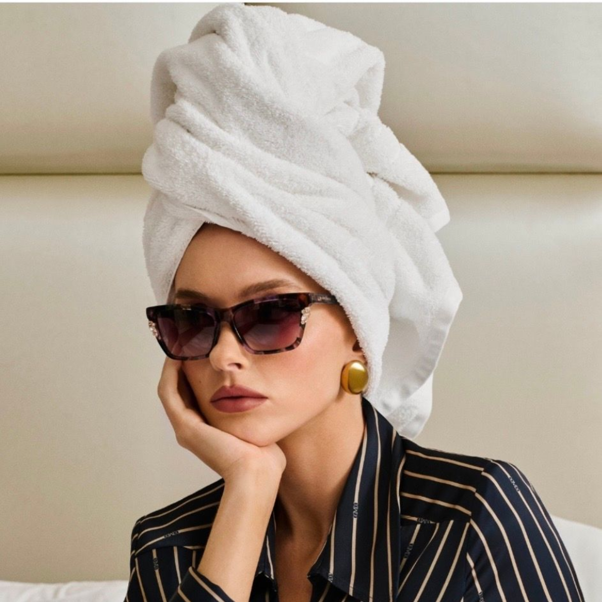 un paio di occhiali da sole bianchi