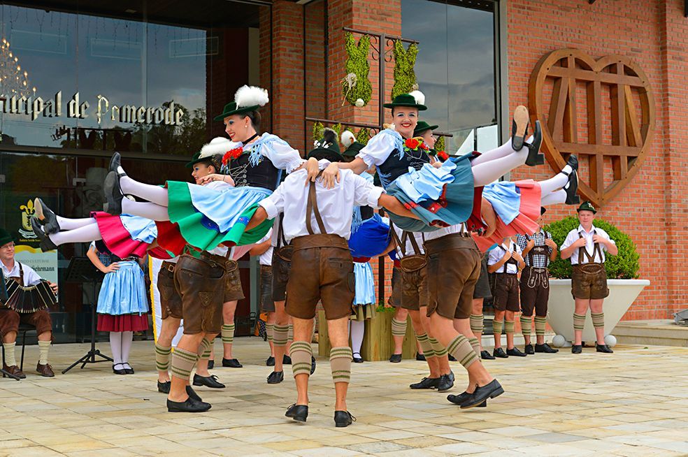 Um grupo de dançarinos vestidos com roupas alemãs, em Pomerode