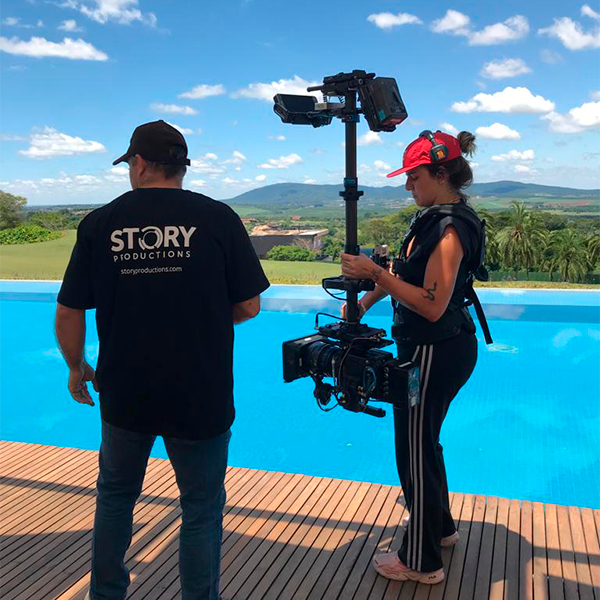 A equipe da Story Productions opera uma câmera