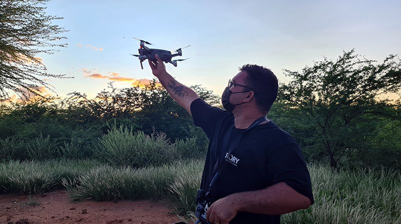 Un miembro del equipo de Story Productions sostiene un dron en el set