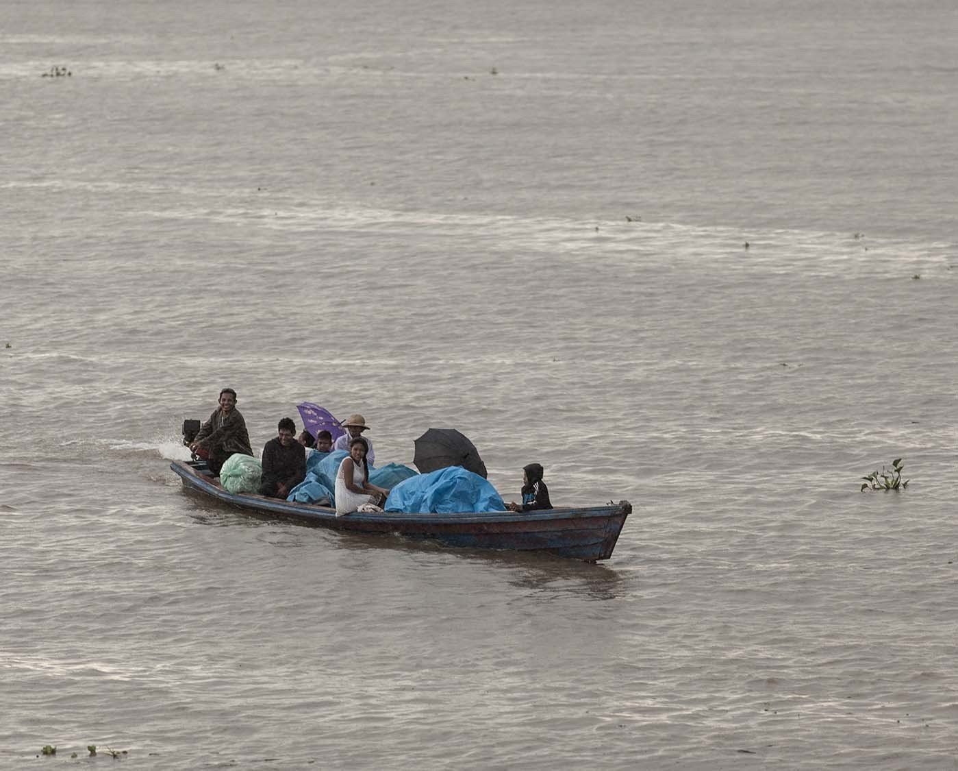 la gente viaja en barco por el Amazonas