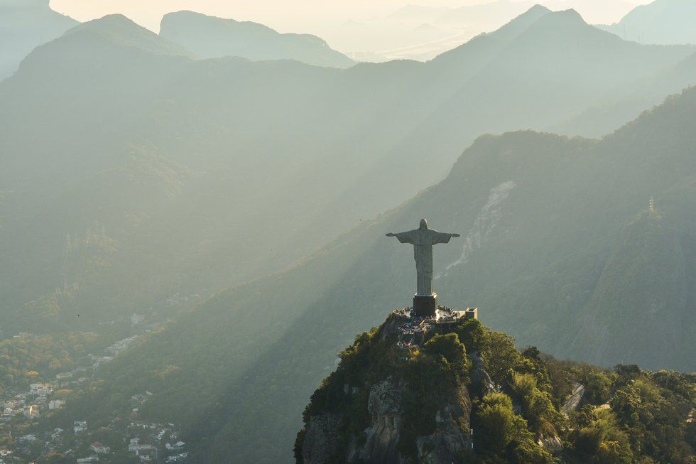 Vista do horizonte do Rio de Janeiro, com o Cristo Redentor.