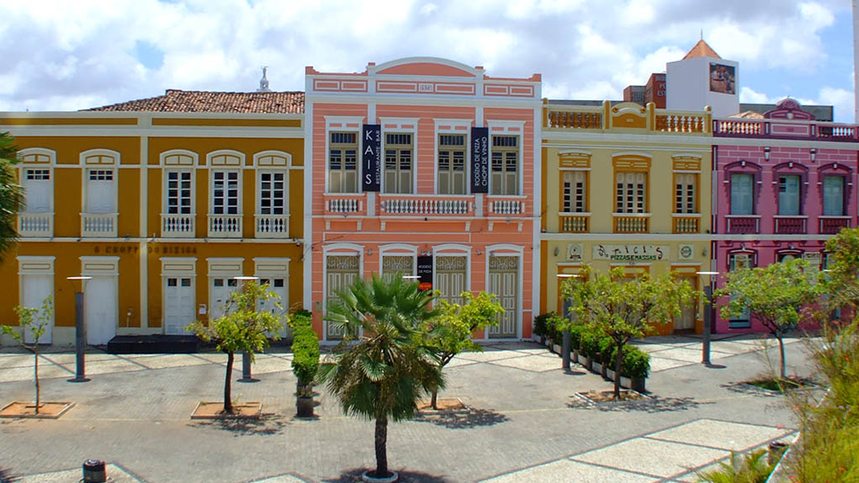 Una cuadra compuesta por edificios colocridos en Ceará
