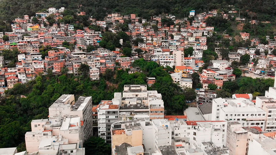 Vista panorâmica de uma favela no Rio de Janeiro