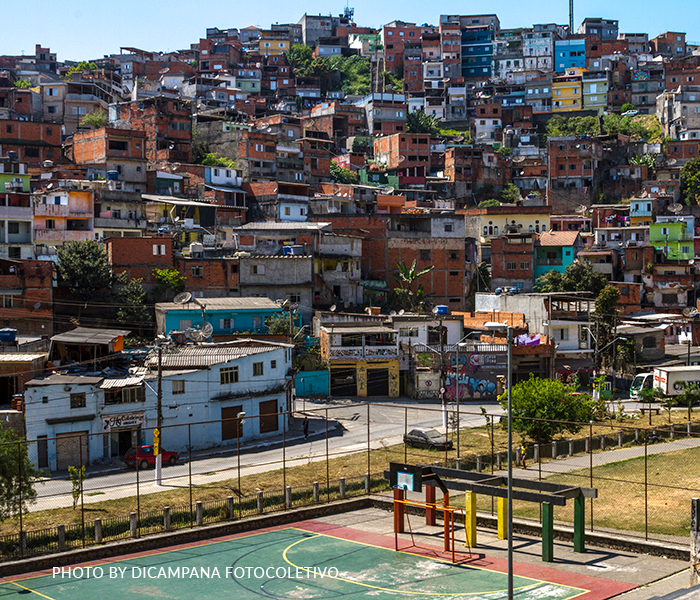 Un campo de fútbol y viviendas hacinadas en las afueras de la Ciudad de São Paulo