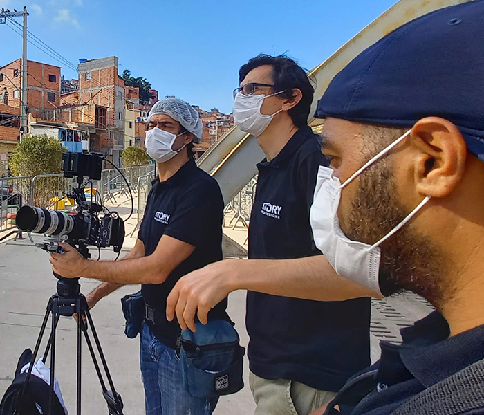 Le réalisateur instruit l'équipe dans une rue des bidonvilles brésiliens