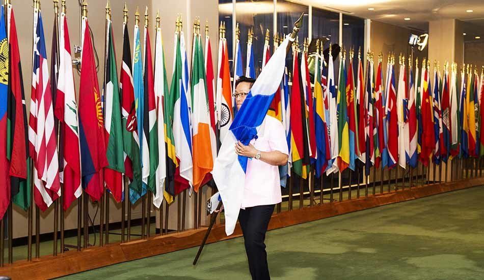 UN flag handler