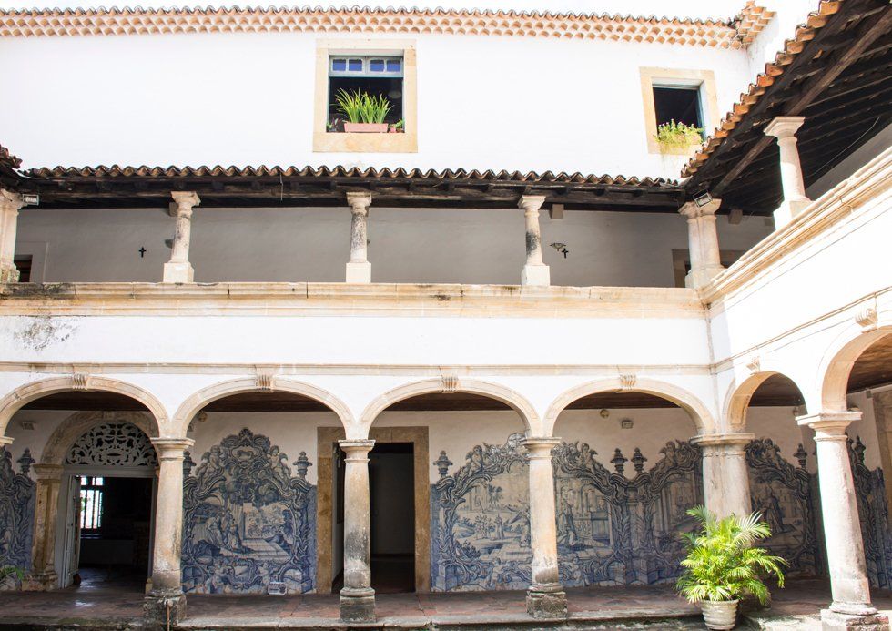 La cour d'un vieux couvent de deux étages à Olinda