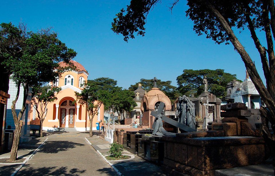 Kapelle und Gräber auf dem Friedhof Quarta Parada