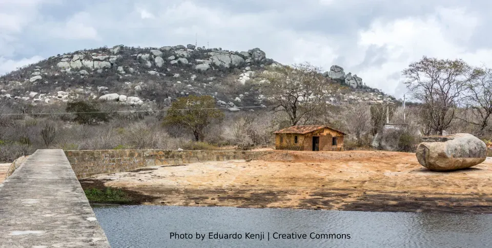 Cabaceiras' mountainous landscape with a wooden house in the forefront
