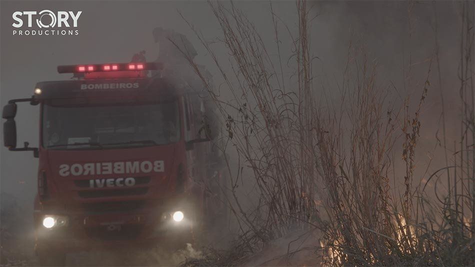 Caminhão de bombeiro apagando o fogo na Amazônia