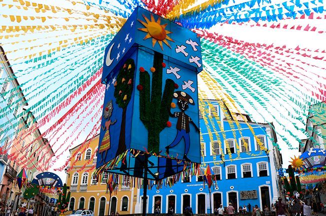 Décorations en papier dans les rues de Salvador avec des motifs colorés à São João