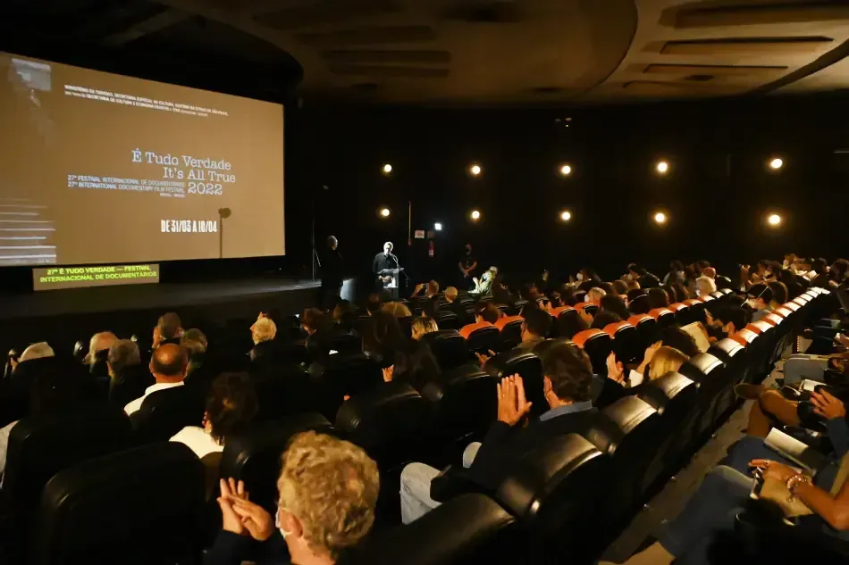 Um filme sendo mostrado no cinema