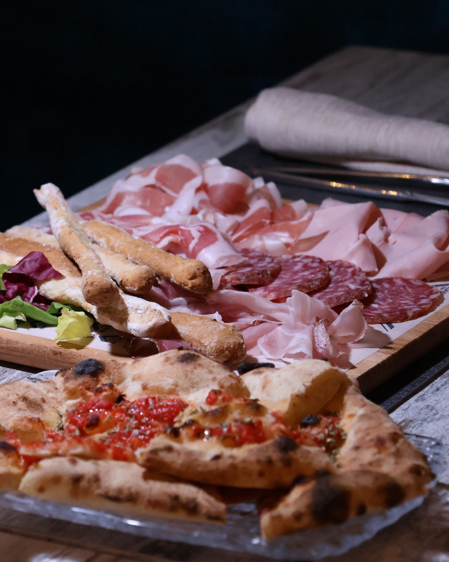Un piatto di pizza e carne su un tavolo