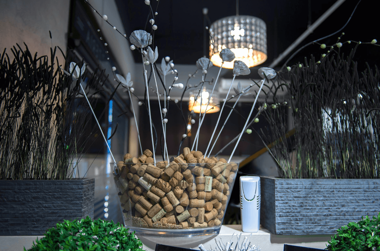 decorazione di un ristorante con tappi di sughero