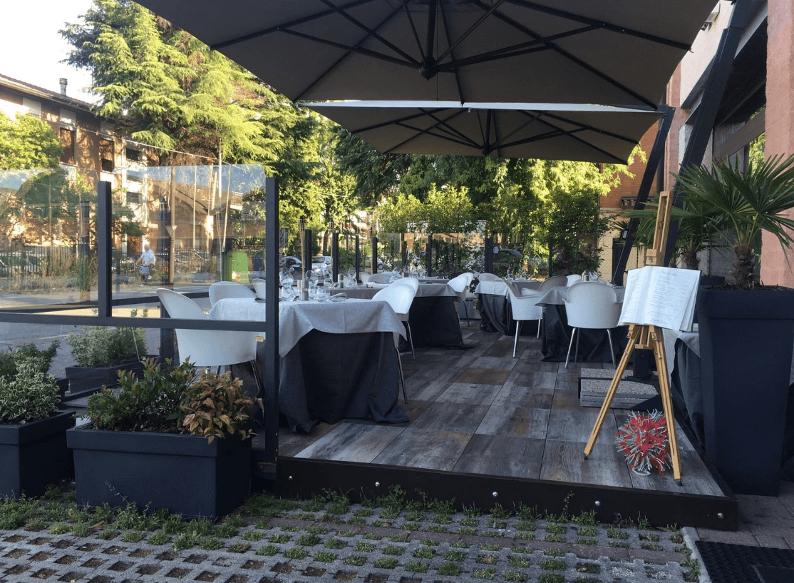 déhor di un ristorante con pavimentazione in legno